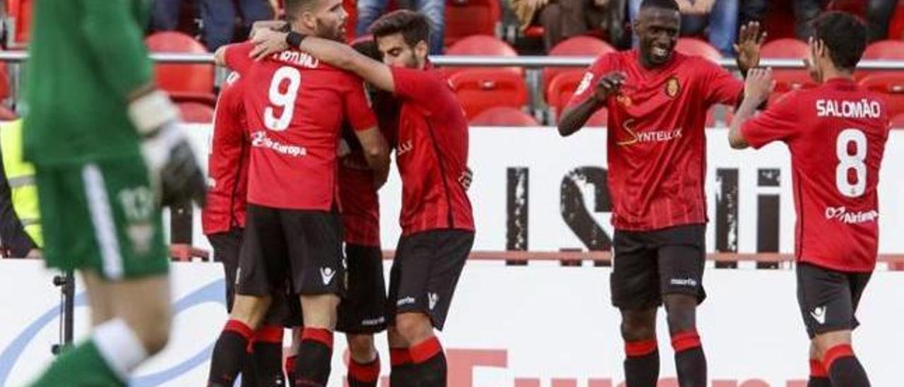 Los futbolistas del Mallorca celebran el gol de Ortuño.