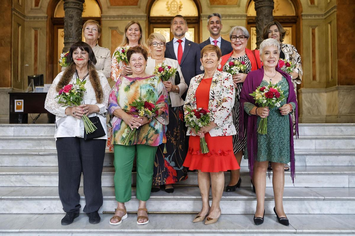 Candidatas de los mayores a la primera gala de romera las Fiestas de Mayo de Santa Cruz, junto al alcalde y el concejal de Fiestas.