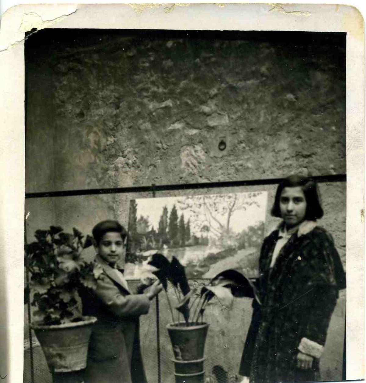 Eusebio y Concha Sempere en la década de 1930 en su casa de Onil, con el primer cuadro pintado por él.