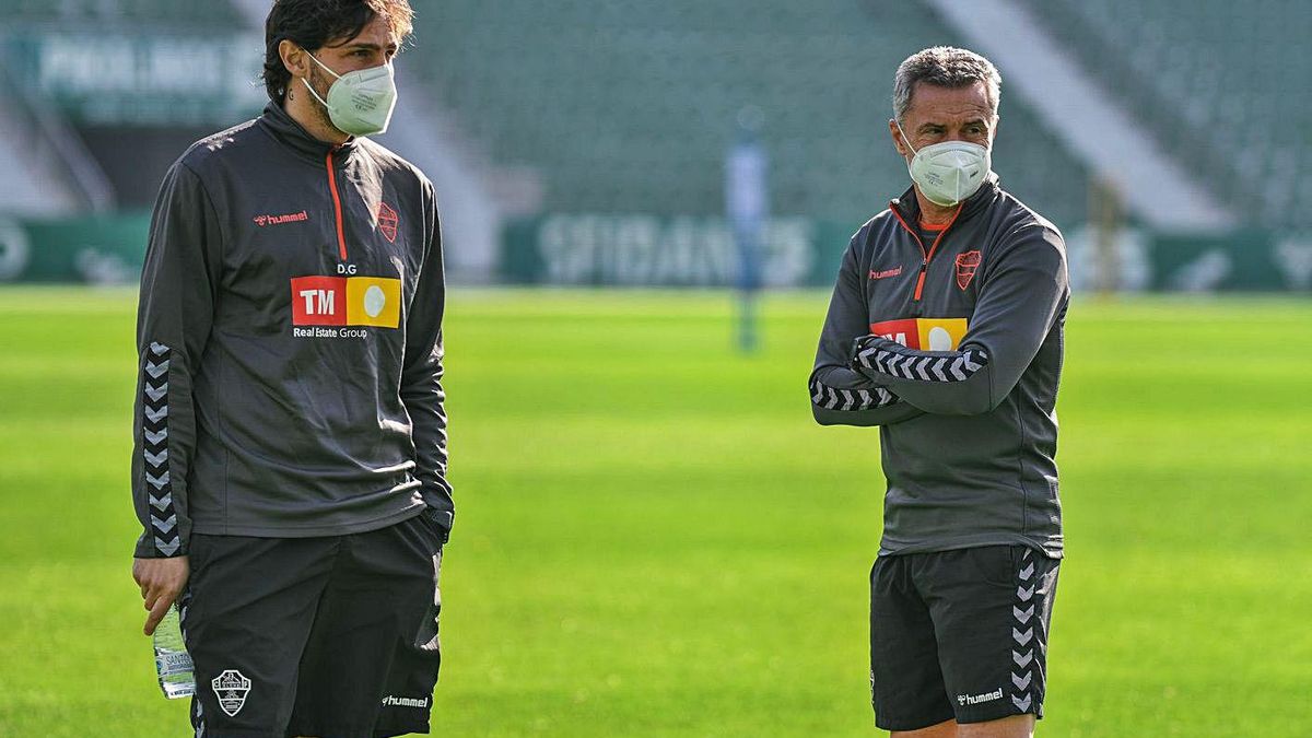 Fran Escribá (right) talks with his second coach, Generelo, in training yesterday. | SONIA ARCOS / ECF Fran Escribá (right) talks with his second coach, Generelo, in training yesterday. | SONIA ARCOS / ECF