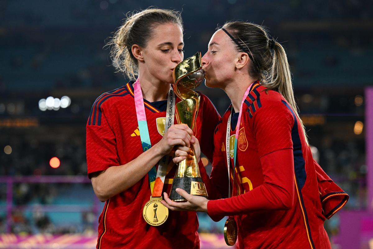 Sydney (Australia), 20/08/2023.- Ona Batille of Spain and Eva Navarro of Spain kiss the winner’Äôs trophy after winning the FIFA Women’s World Cup 2023 Final soccer match between Spain and England at Stadium Australia in Sydney, Australia, 20 August 2023. (Mundial de Fútbol, España) EFE/EPA/DEAN LEWINS AUSTRALIA AND NEW ZEALAND OUT
