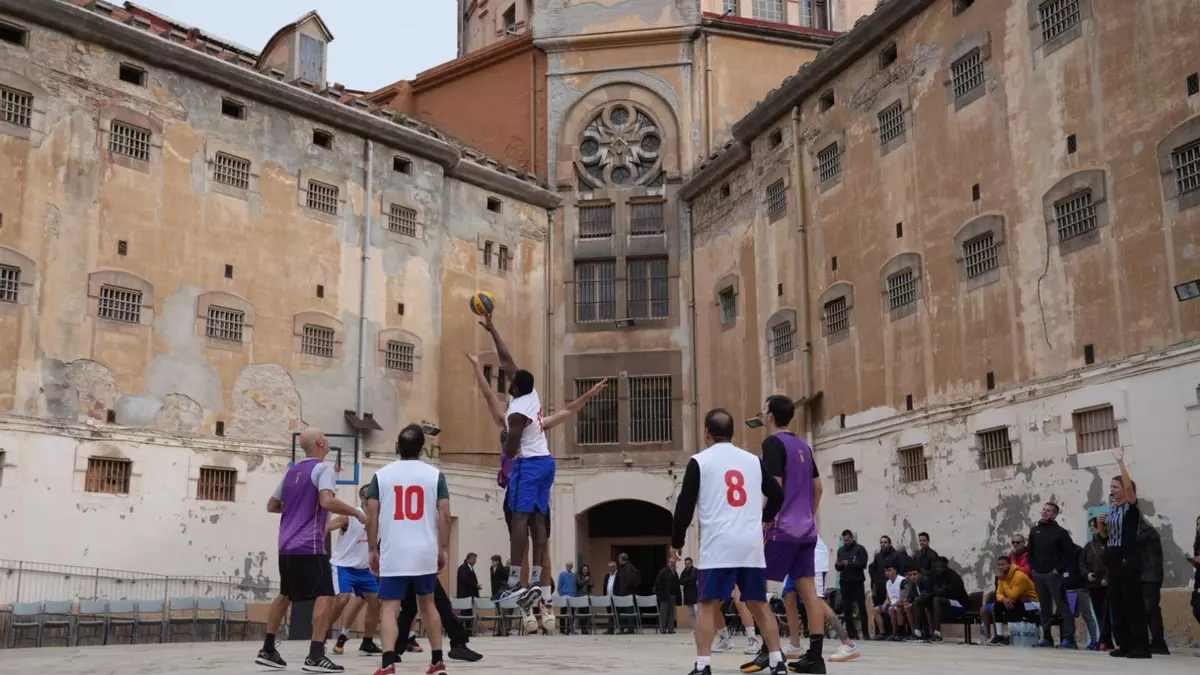 Baloncesto, un "escape mental" para los presos de las cárceles