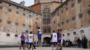 Presos de varias cárceles y jugadores externos juegan un partido de baloncesto en La Model de Barcelona.