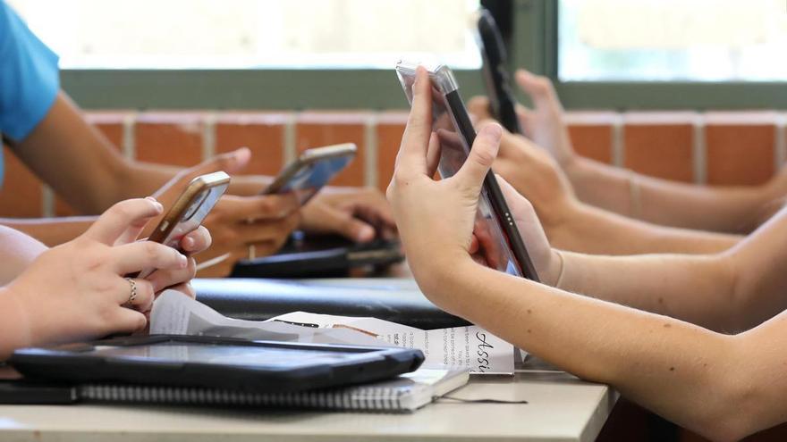 El Consejo Escolar de Canarias rechaza una prohibición absoluta de los móviles en las aulas