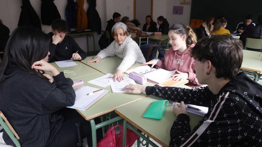 Almudena Pando, vecina de Ventanielles, participa en el proyecto junto a un grupo de alumnos. | Miki López