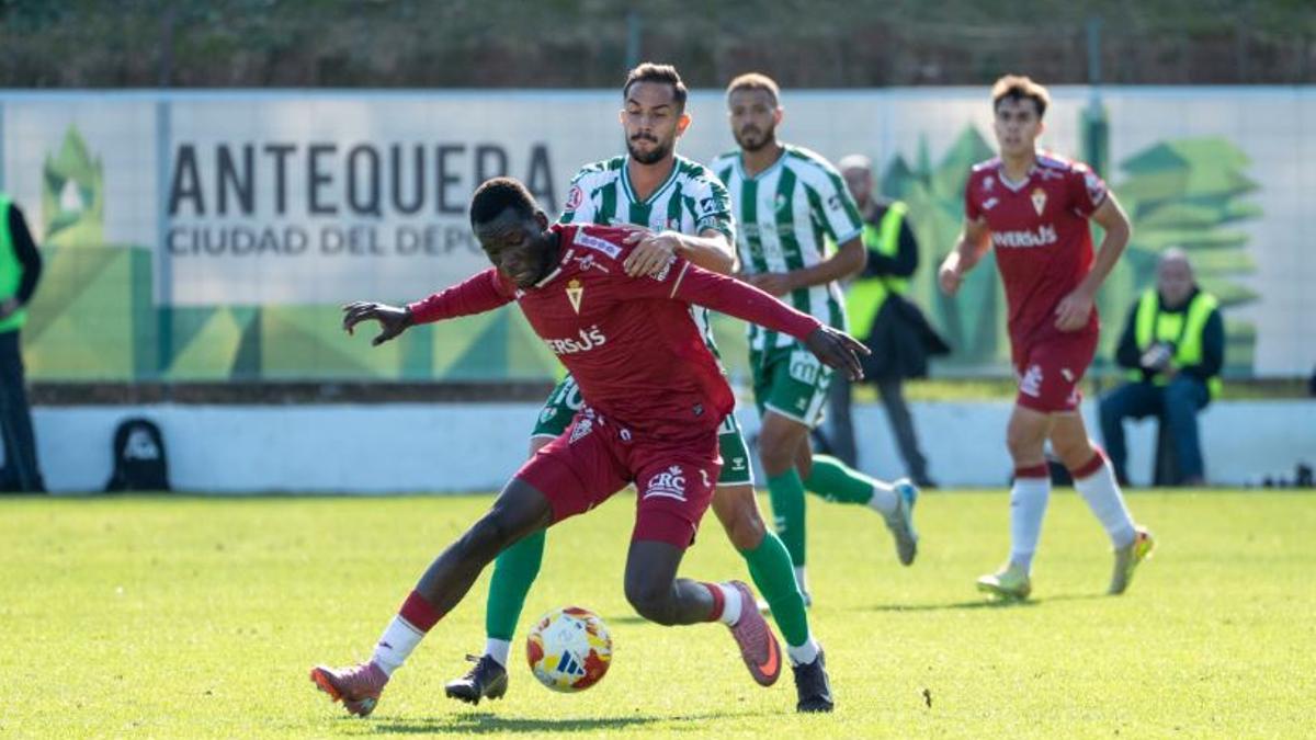 Sekou pelea un balón durante el partido de este sábado en Antequera.