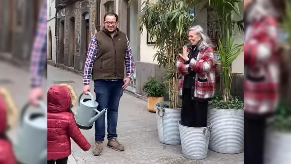 Alberto Ramos y Kiti Pérez, plantada, ante su floristería en Cangas del Narcea.