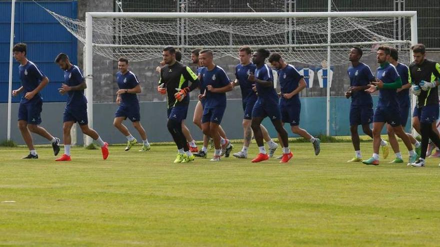 Los jugadores del Real Avilés, en un entrenamiento de esta semana en el Suárez Puerta.