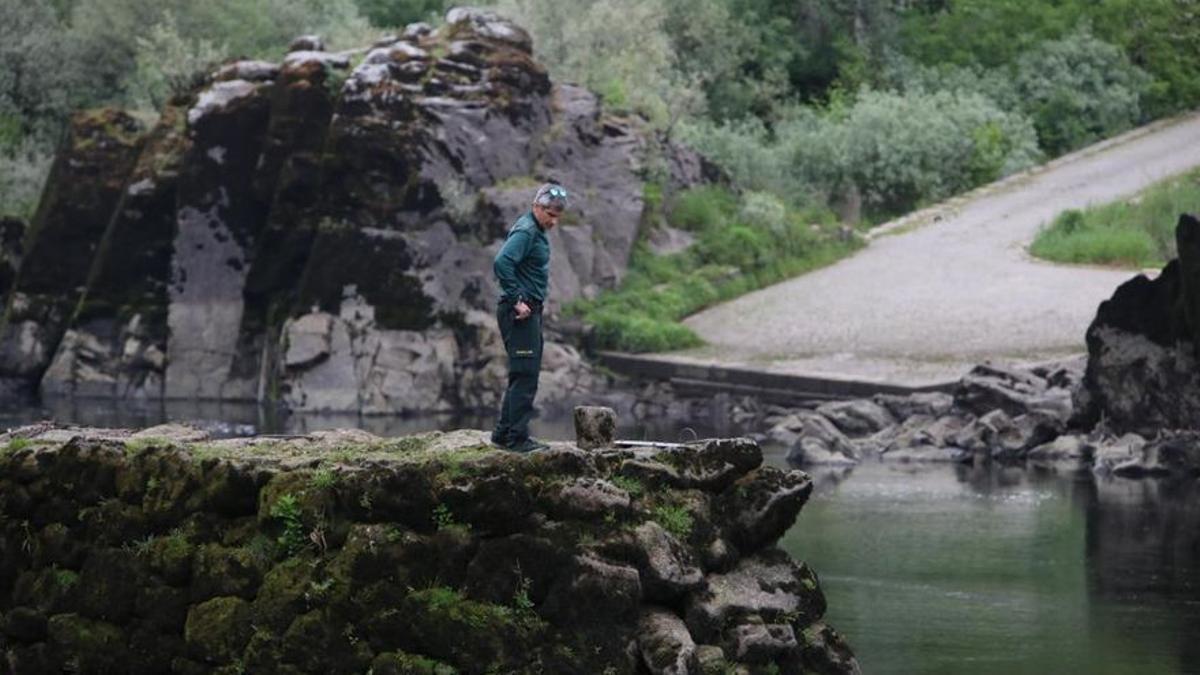 Los subacuáticos de la Guardia Civil vigilan la zona.