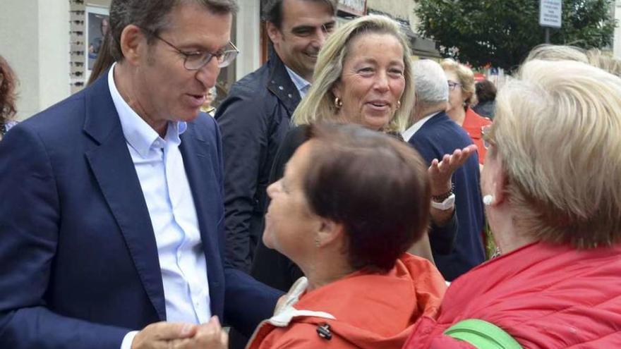 El presidente del PP dialoga con una mujer, ayer en A Coruña.