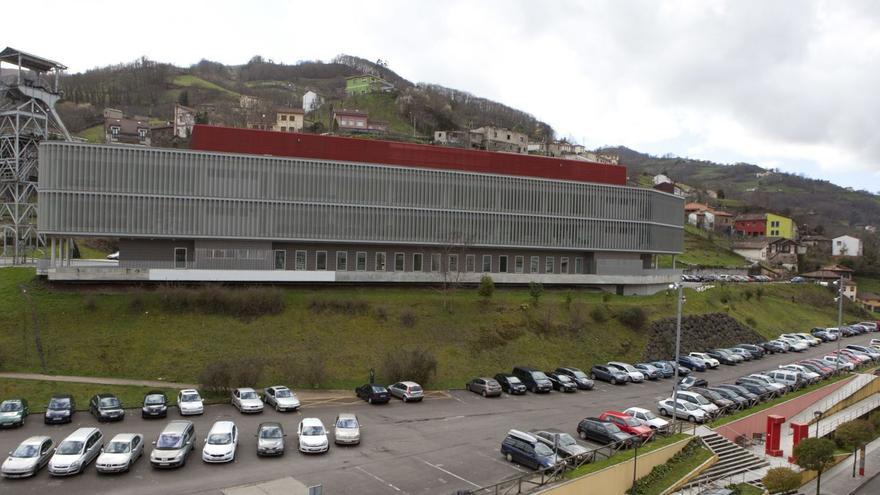 Los constructores afirman que faltan 4,5 millones más para poder levantar el nuevo centro TIC de El Entrego