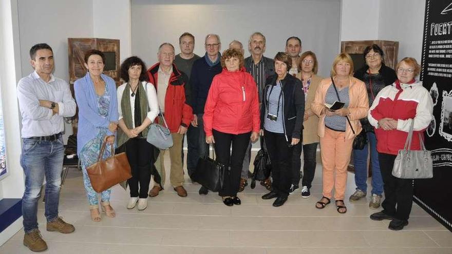 La expedición de empresarios estonios, en el aula didáctica de la lonja de Puerto de Vega. A la izquierda, el gerente del Ceder Navia-Porcía, Germán Campal, y la alcaldesa de El Franco, Cecilia Pérez.