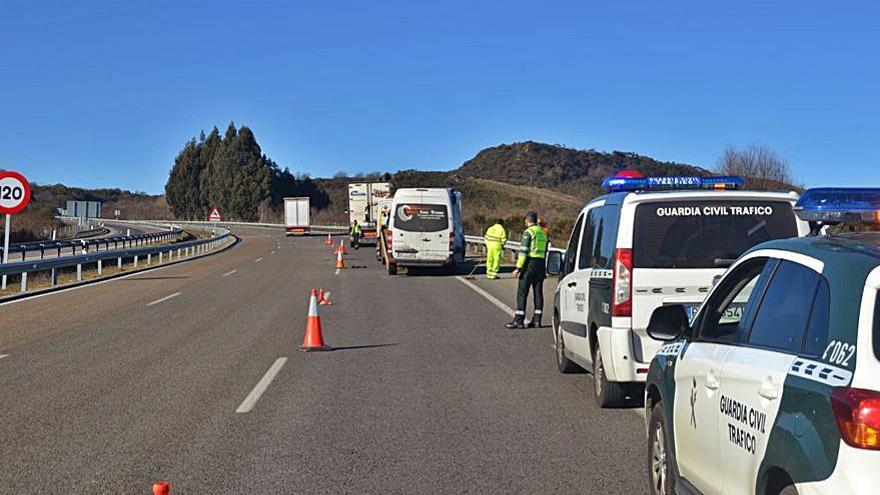 Carril cortado en la A-52.   | // FDV