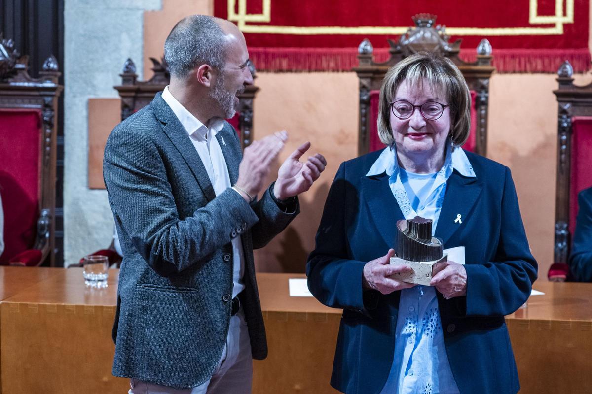 Montserrat Margarit amb l'alcalde Aloy durant el lliurament del premi