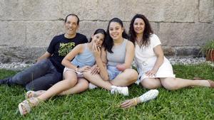 Sonia Río y Manuel González, padres de Aitana, que nació sin mano izquierda, y Alegra, en el exterior de su casa en Cans
