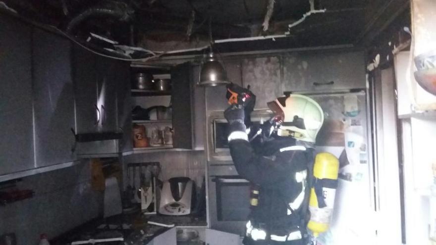 Un bombero, en la vivienda siniestrada