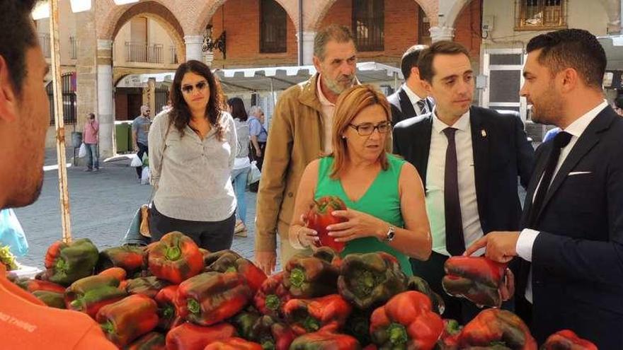 La presidenta de la Diputación provincial Mayte Martín Pozo, junto al alcalde de Benavente Luciano Huerga, posa con un gran pimiento en las manos .