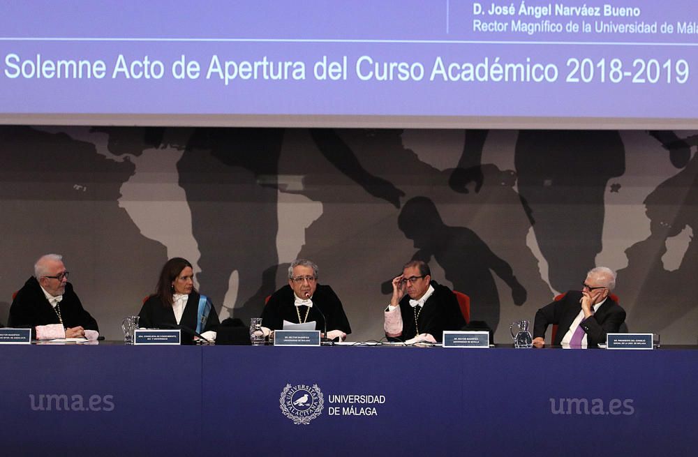 El rector de la Universidad de Málaga (UMA), José Ángel Narváez, defiende el valor de la universidad pública en la apertura del curso académico.