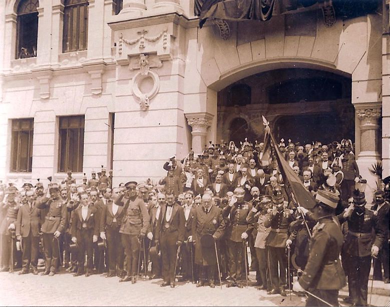 Una compañía rinde honores al Rey Alfonso XIII delante del Ayuntamiento de Málaga en 1921.