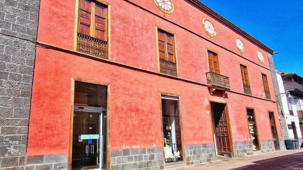 A la izquierda de la imagen, la Casa Izquierdo en la comercial calle de Los Herradores. | MARI CRUZ DEL CASTILLO REMIRO