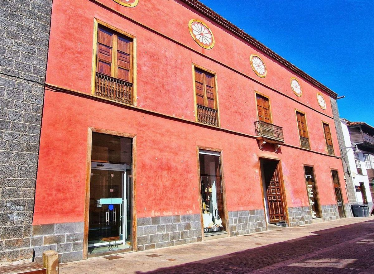 A la izquierda de la imagen, la Casa Izquierdo en la comercial calle de Los Herradores. | MARI CRUZ DEL CASTILLO REMIRO