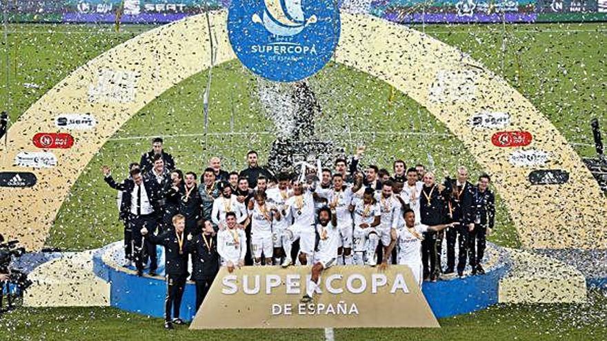 Los futbolistas del Madrid posan con el trofeo conquistado ante el Atlético.