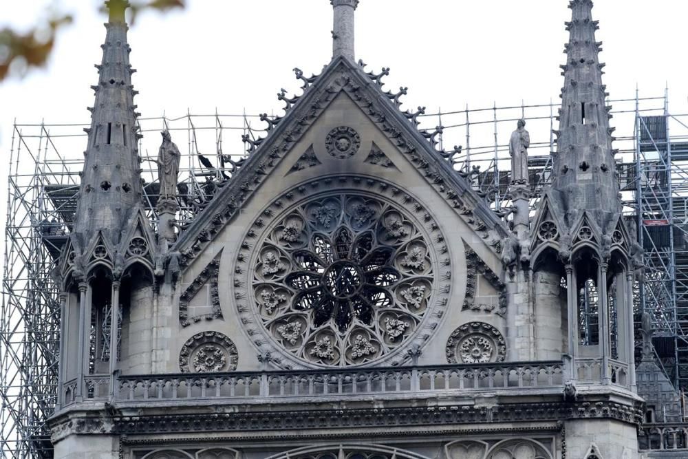 Un incendi crema Notre Dame de París