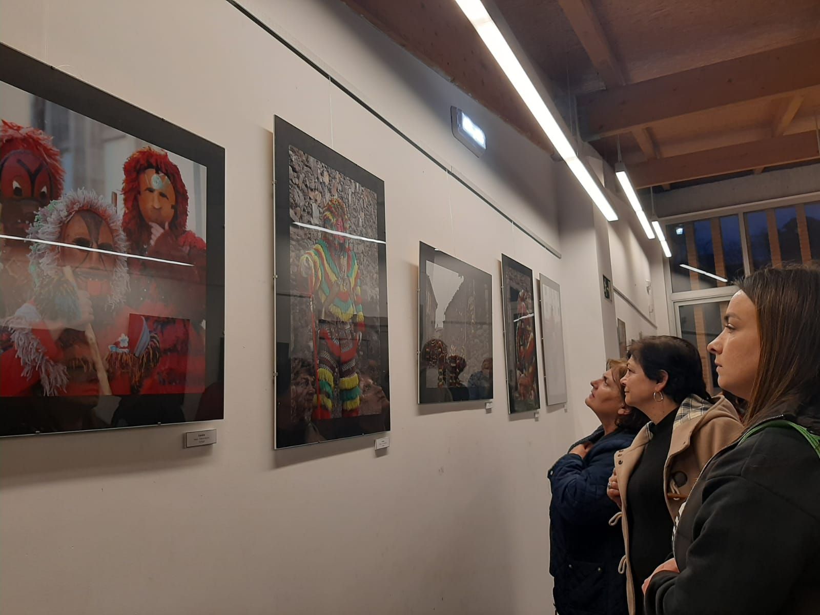Siero, capital de las mascaradas: Valdesoto inaugura una exposición de fotos de festivales de toda la Península