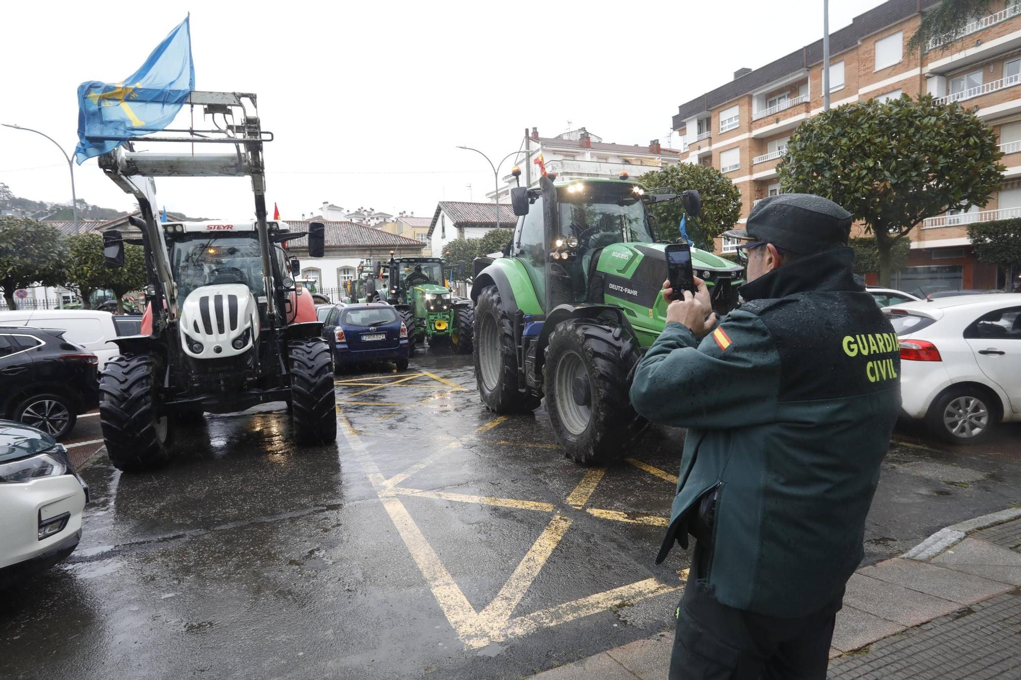 EN IMÁGENES: Los ganaderos toman con sus tractores la villa de Luanco