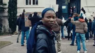 El director de 'Los indeseables': "La policía francesa mata cada mes a un joven de los suburbios, es tremendo"