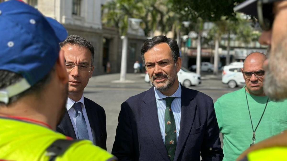 Carlos Tarife y Lope Afonso (centro), durante un encuentro con los trabajadores de Metropolitano de Tenerife. | | E.D.
