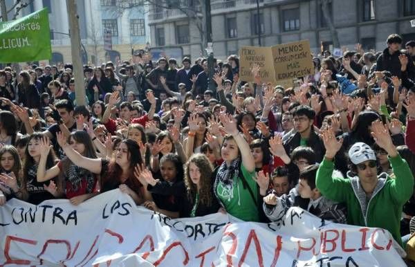 Imágenes de la jornada de huelga estudiantil en Zaragoza