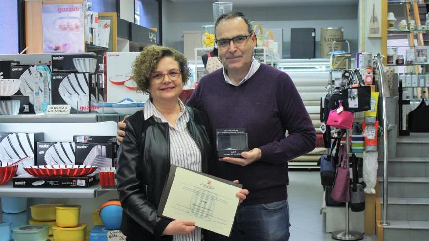 Carme Isern i Manel Rodríguez mostrant el premi a la seva botiga