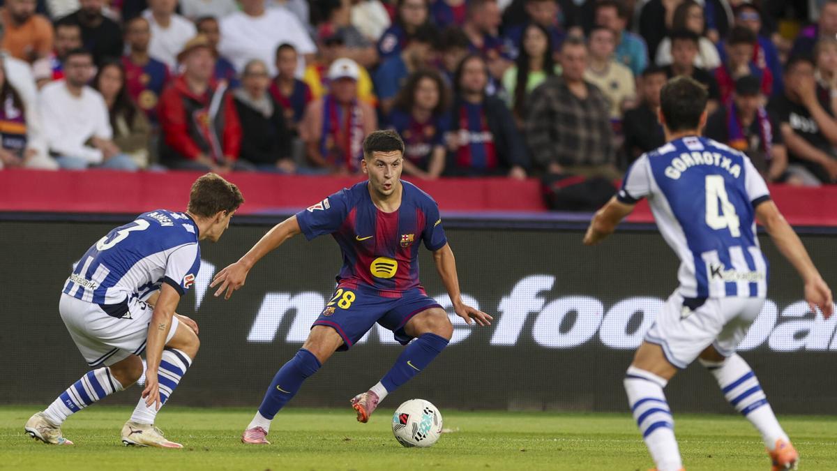 Roony Bardghji, el único jugador que se ha detenido a atender a los aficionados en Sant Joan Despí.