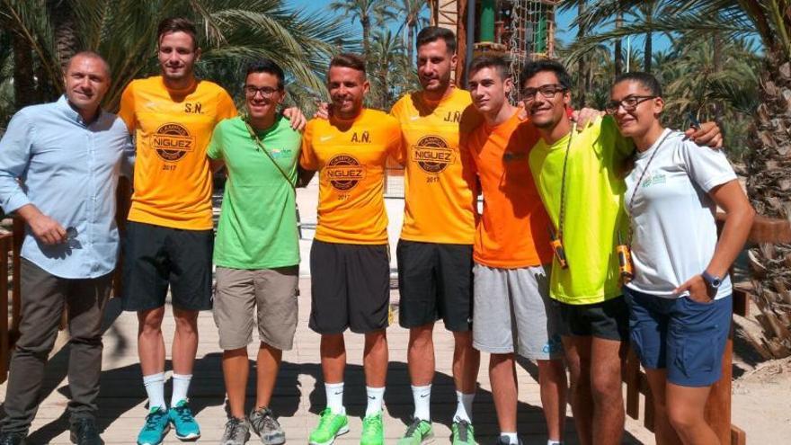 Aarón Ñiguez junto a sus hermanos Jony y Saúl, esta mañana, en el Elche Palmeral Aventuras