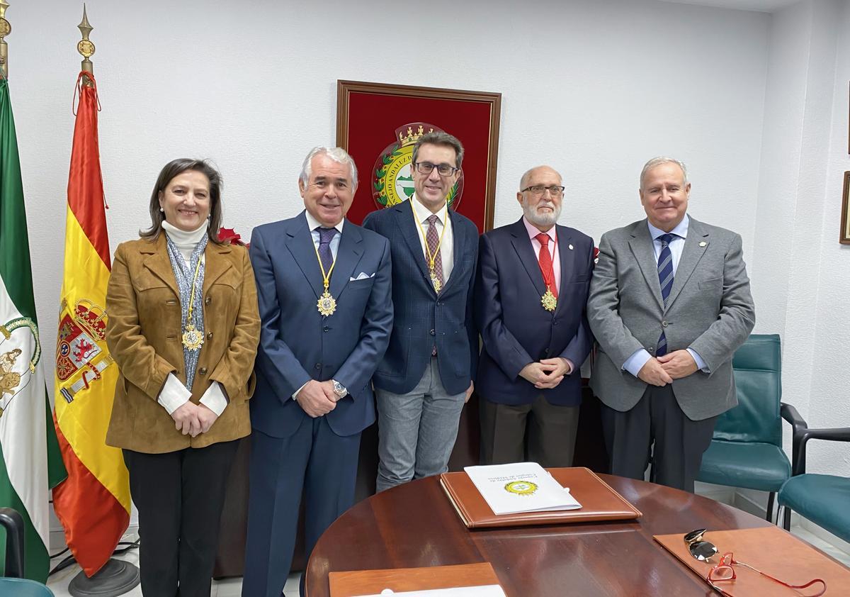 El nuevo presidente de los médicos andaluces, Jorge Fernández, en el centro, junto a miembros de su directiva, entre ellos Carmen Arias, presidenta del Colegio de Córdoba (primera por la izquierda).