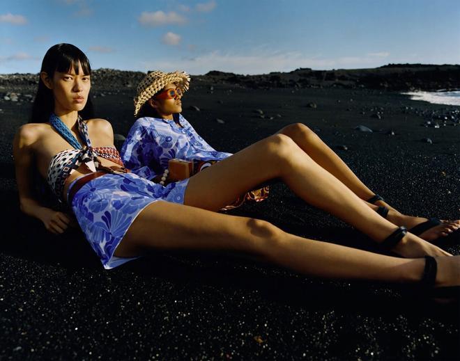 Modelos en la nueva campaña de Zara, de aires sesenteros y fotografiada en Lanzarote