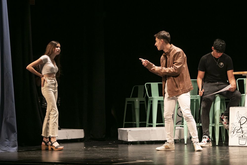 Los alumnos de 4º de la ESO del María Moliner se suben a las tablas en la casa de Cultura del Port de Sagunt