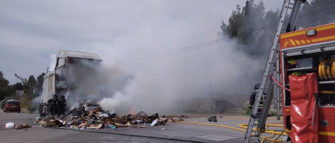 Arde un camión de la basura mientras recogía residuos de papel en Ibiza