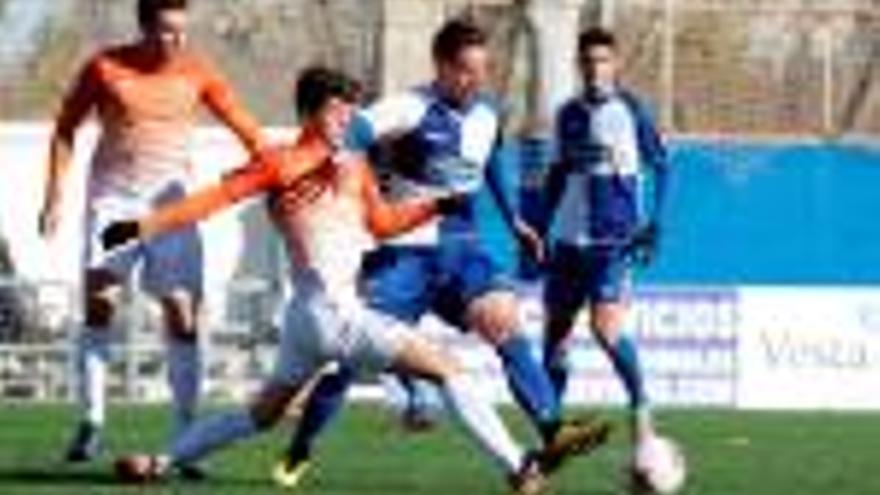 El jugador del Peralada Pol Blay pressiona en una acció al mig del camp un contrari.