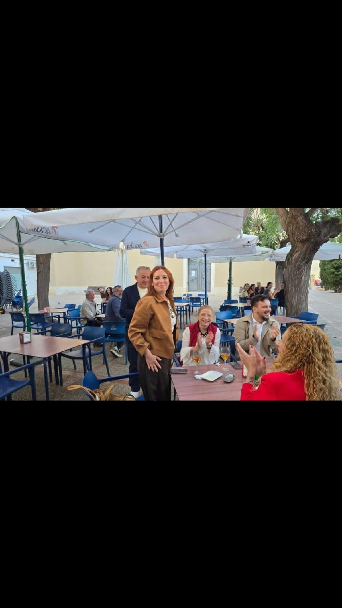 Carolina Cerro, al ser sorprendida por la propuesta, en la terraza de una cafetería.