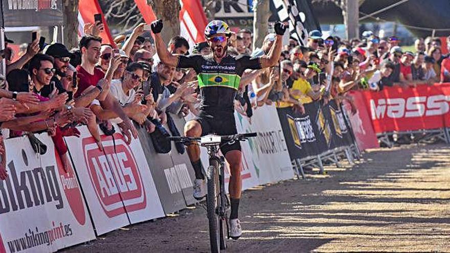 Henrique Avancini, en el moment de creuar la línia d&#039;arribada. Imatge de la sortida a Banyoles. Avancini i el segon classificat, Victor Koretsky, en un moment de la prova.