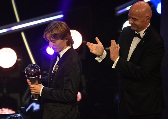 El jugador Luka Modric recibe el premio The Best de la FIFA a mejor jugador durante la entrega de premios FIFA the Best 2018 en Londres