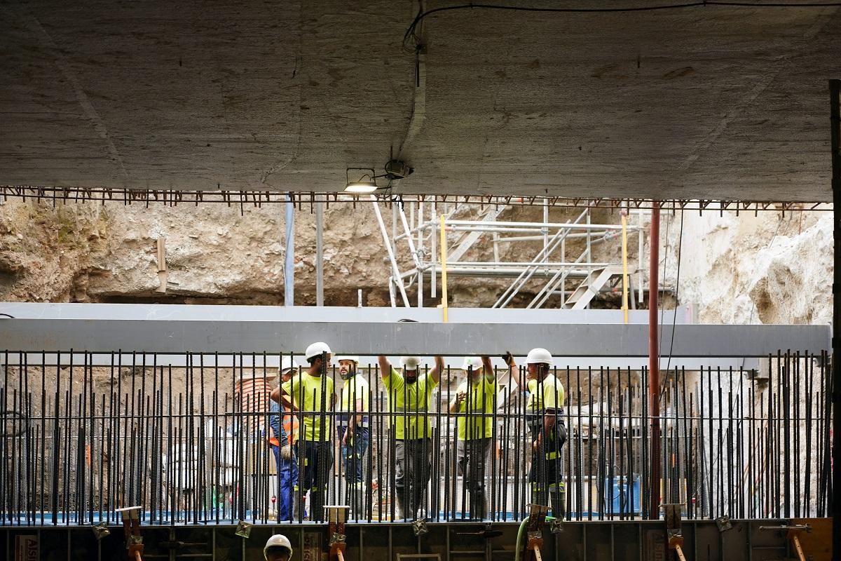 La consejera de Fomento, Articulación del Territorio y Vivienda, Rocío Díaz, visita las obras de prolongación del metro de Málaga al nuevo hospital, junto a la consejera de Economía, Hacienda y Fondos Europeos, Carolina España.