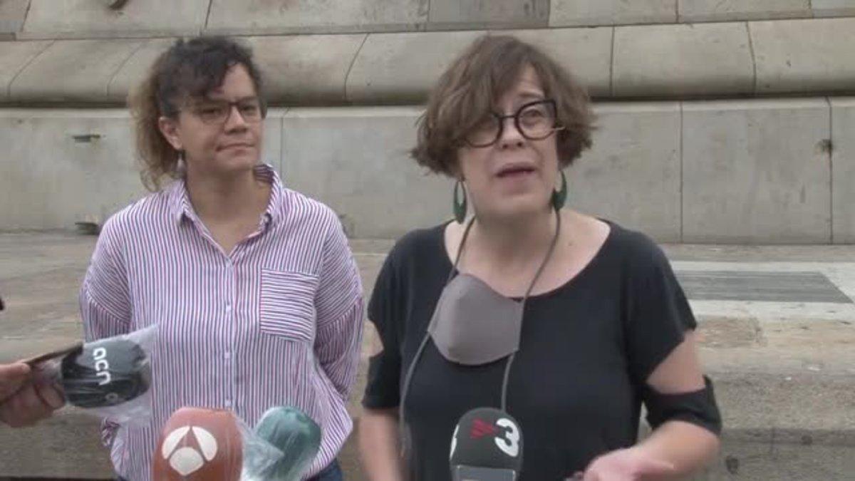 La ex concejal de la CUP en Barcelona, Eulàlia Reguant, insiste en retirar la estatua de Colón, e insta a la alcaldesa, Ada Colau, afrontar el debate sobre el monumento.