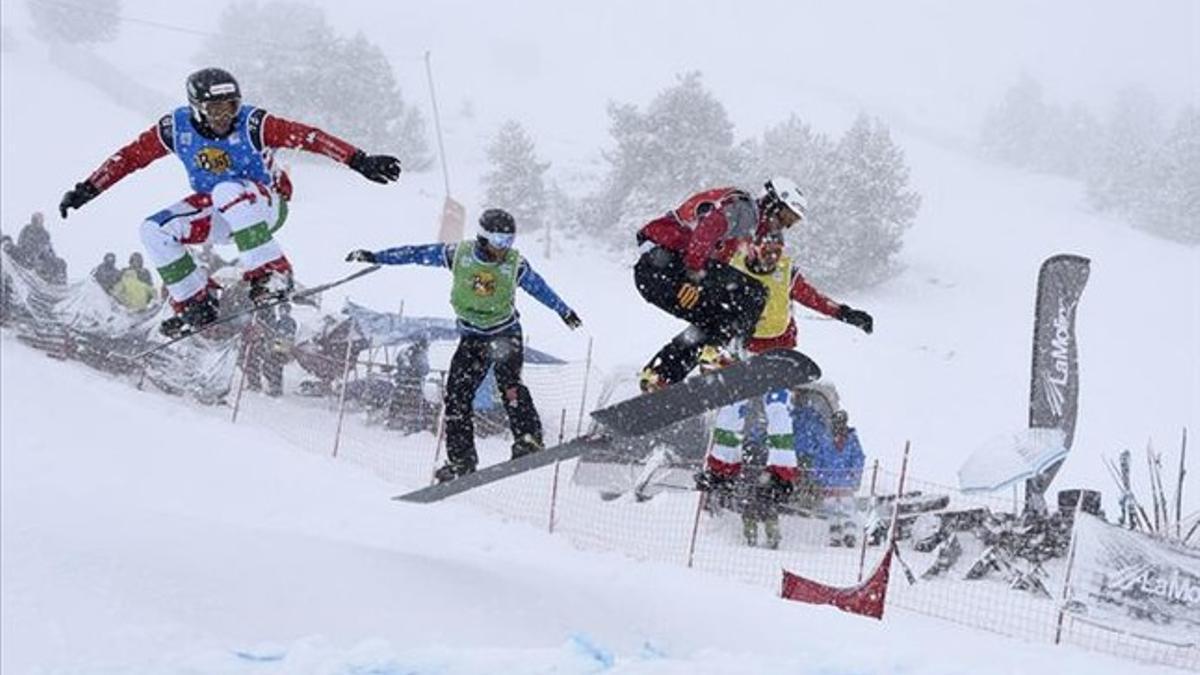 Lucas Egibar en en la Copa del Mundo de Snowboard Cross SBX