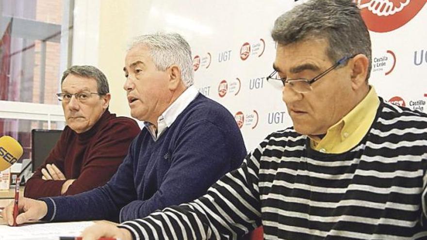 Miembros de UGT durante la rueda de prensa sobre los trabajadores laborales.