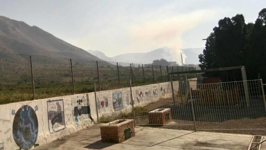 Quejas por las quemas agrícolas junto al colegio de Isla Plana