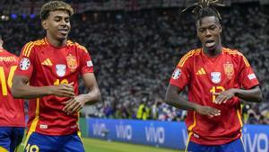 Lamine Yamal y Nico Williams bailan ras un gol de Espa?a
