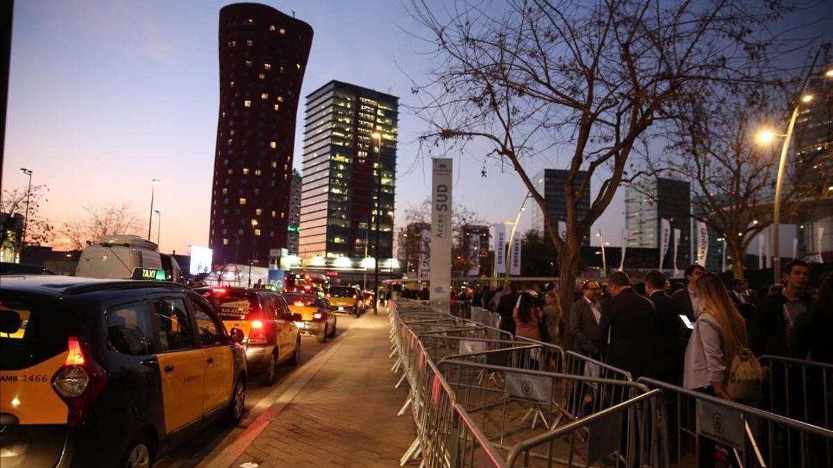 Colas para coger taxi en el exterior del recinto ferial del Mobile World Congress